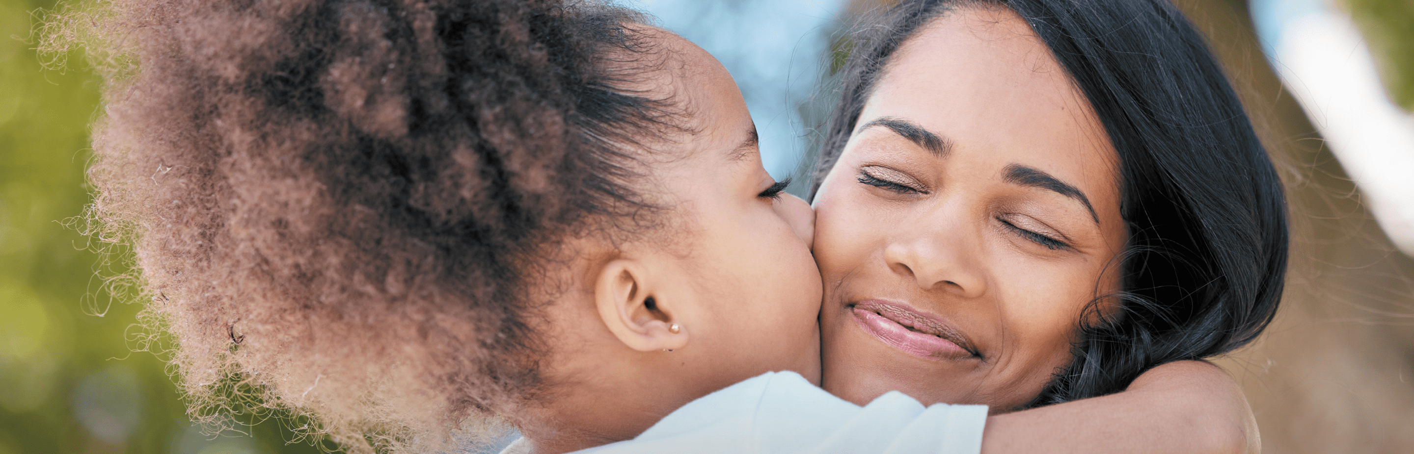 mulher feliz abra a uma crian a